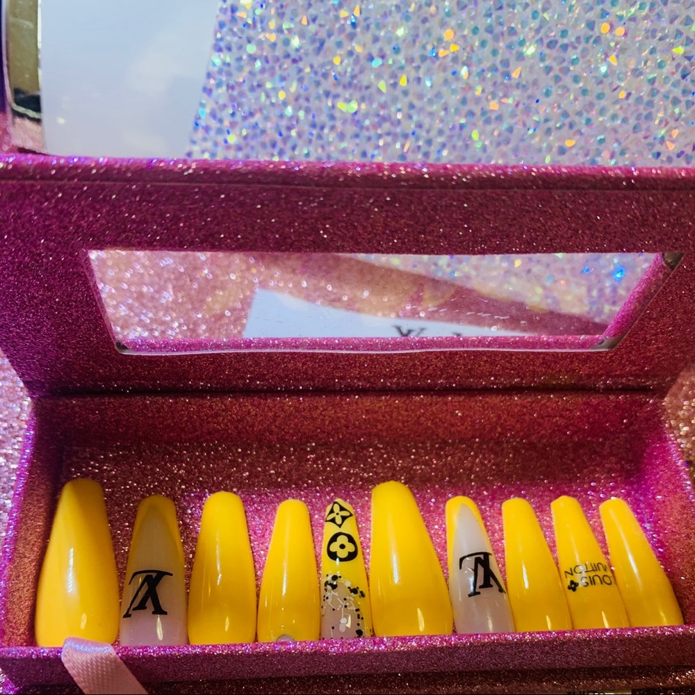 Press on nailsssssss